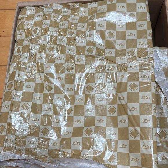 UGG AUSTRALIA “Gaviota” boots in tan - Picture 11 of 11